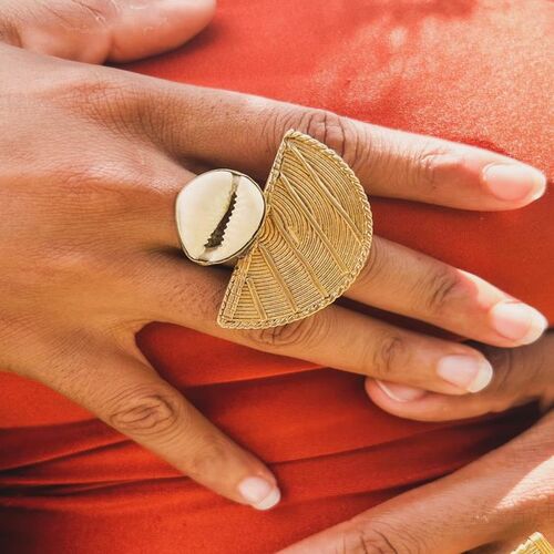 Bague en or portée par une femme noire