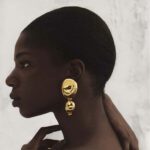 Boucle d’oreille porté par une femme noire