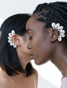 Deux femmes portant des boucles d'oreilles